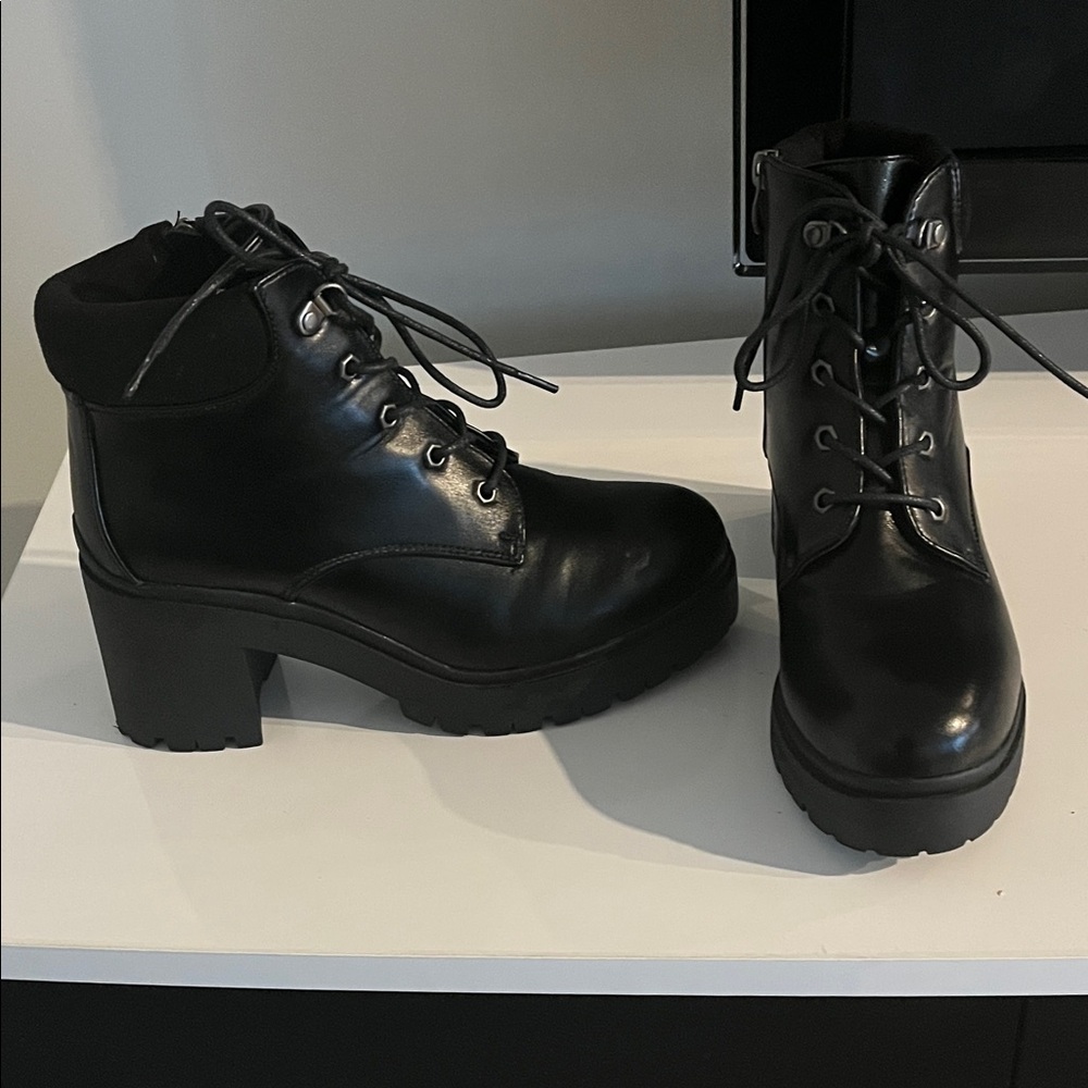 Cushionaire Women’s Remy Lace Up Classic Black Leather Combat And Moto Boots - Picture 6 of 14